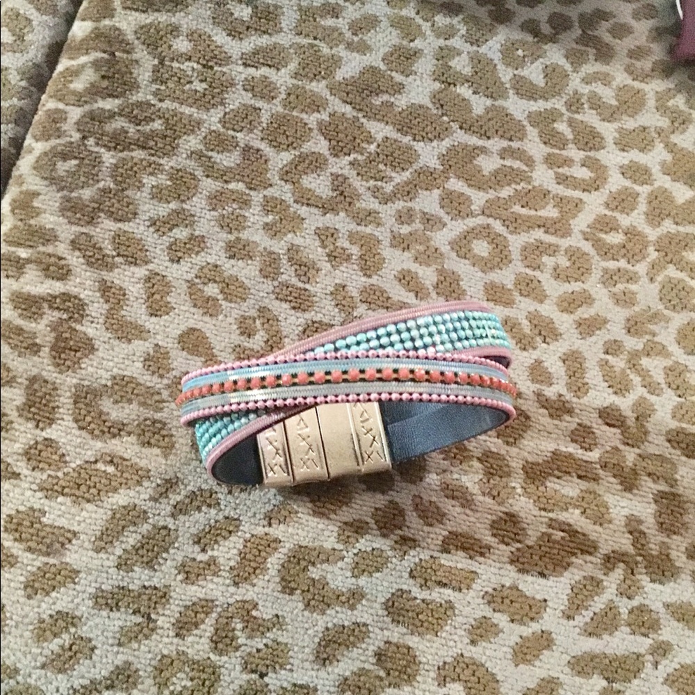 Magnetic plunder bracelet